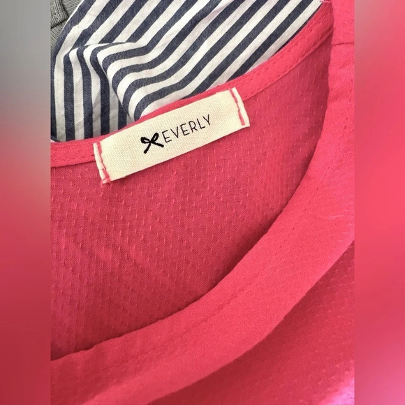 Everly - 3/4 ballon sleeve blouse in pink with gold button - Picture 8 of 11